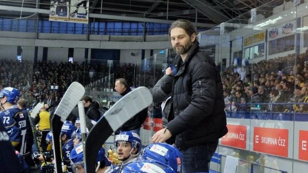 Veterán Jágr ešte v minulej sezóne hájil farby svojho materského klubu z Kladna, teraz už zväčša stojí na striedačke.
