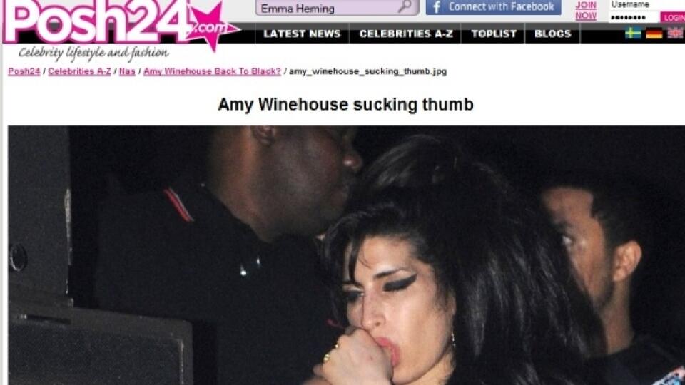 Amy Winehouse si cmúľa palec