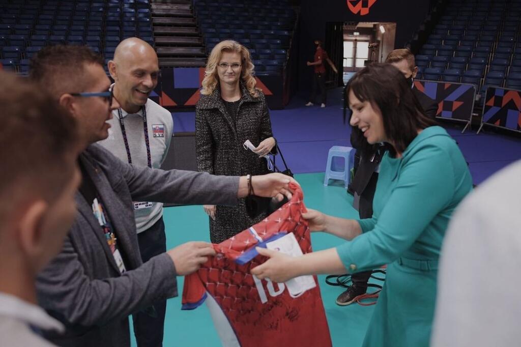 Medzi divákmi na ME vo volejbale sa objavila aj predsedníčka politickej strany Za ľudí a ministerka Veronika Remišová, ktorá si zo zápasu odniesla aj darček: podpísaný dres slovenskej reprezentácie.