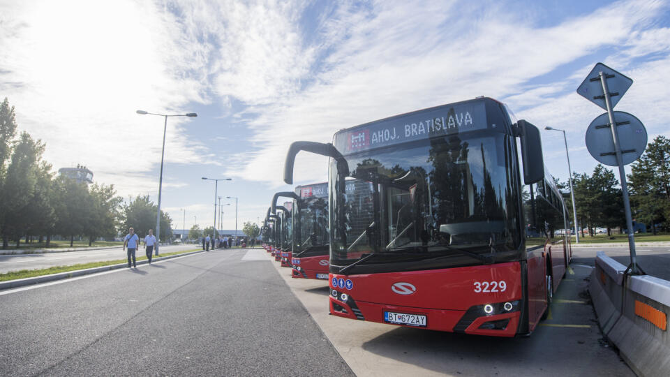 Dopravný podnik Bratislava predstavil nové 18-metrové kĺbové autobusy Solaris New Urbino 18