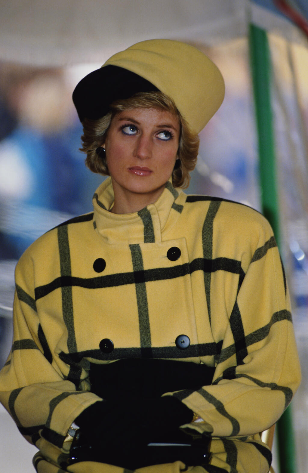Princezná Diana v kabáte značky Escada a klobúku od Philipa Somervilla na Isle of Wightv decembri 1989.