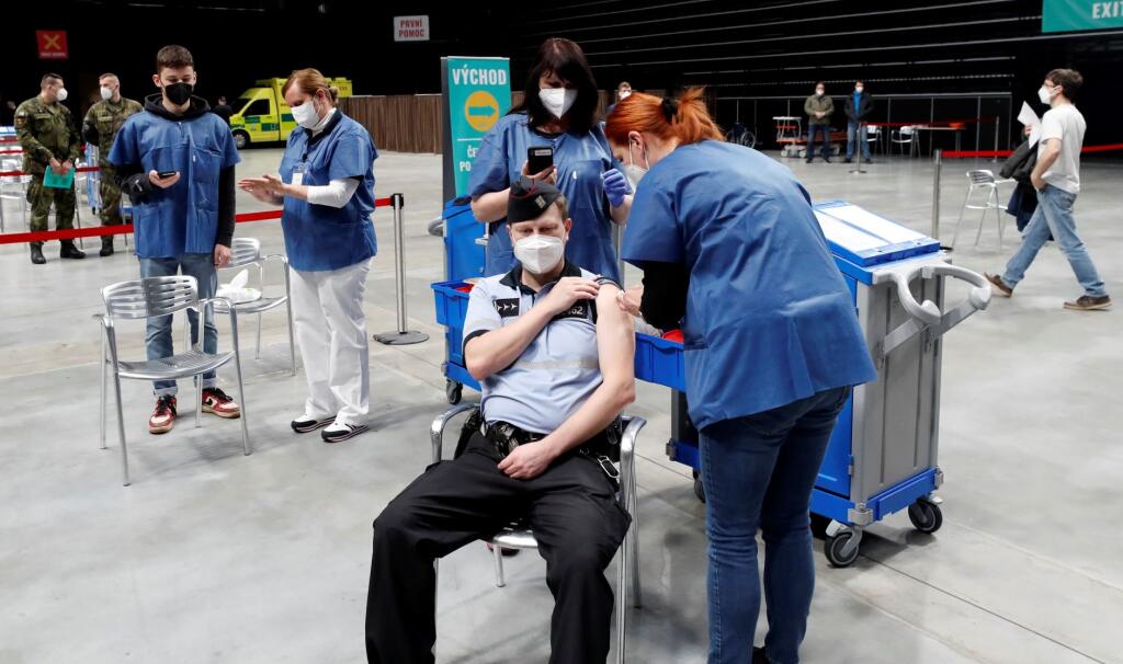 Muž dostáva vakcínu od spoločnosti Pfizer/Biontech v novom očkovacom centre v budove O2 Universum v Prahe 9. apríla 2021