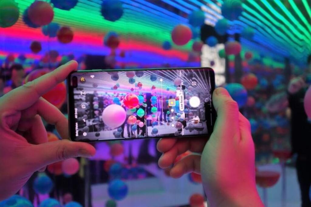 Galaxy S10 je tu v troch edíciách. Pridal tretí fotoaparát aj dieru v displeji