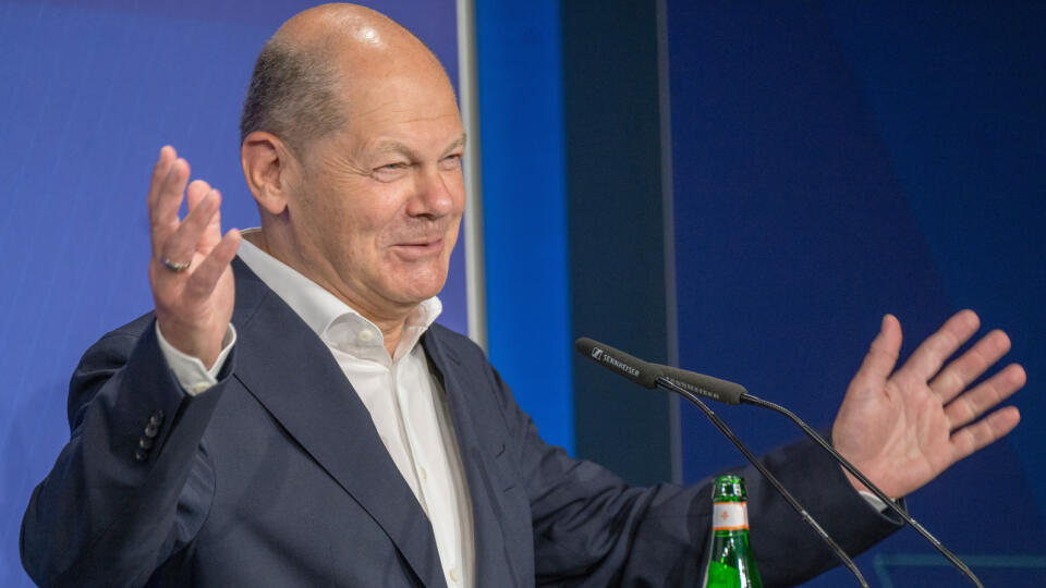 WA 71 Bad Saarow - Nemecký kancelár Olaf Scholz gestikuluje počas prejavu na Východonemeckom ekonomickom fóre v nemeckom meste Bad Saarow v nedeľu 2. júna 2024. FOTO TASR/DPA
02.06.2024, Brandenburg, Bad Saarow: Bundeskanzler Olaf Scholz (SPD) spricht zum Auftakt des Ostdeutschen Wirtschaftsforums im Theater am See. Themen der dreitägigen Konferenz sind Chancen und Herausforderungen des Wirtschaftsstandorts und Lösungsansätze für Strukturwandel- und Transformationsprozesse. Foto: Monika Skolim