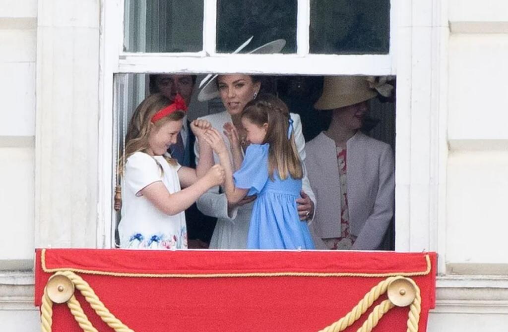 Princezná Charlotte sa zabávala v okne s kamarátkou. Mama Kate sa ich snažila skrotiť.