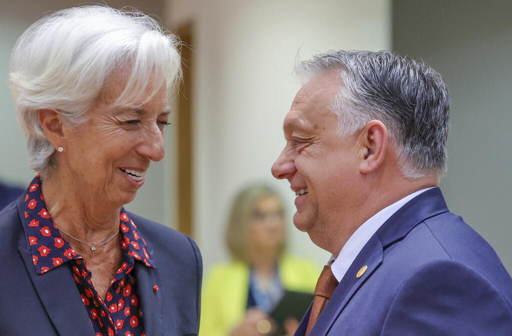Brusel - Šéfka Európskej centrálnej banky (ECB) Christine Lagardová a maďarský premiér Viktor Orbán počas rokovania za okrúhlym stolom na  summite EÚ 24. júna 2022 v Bruseli.