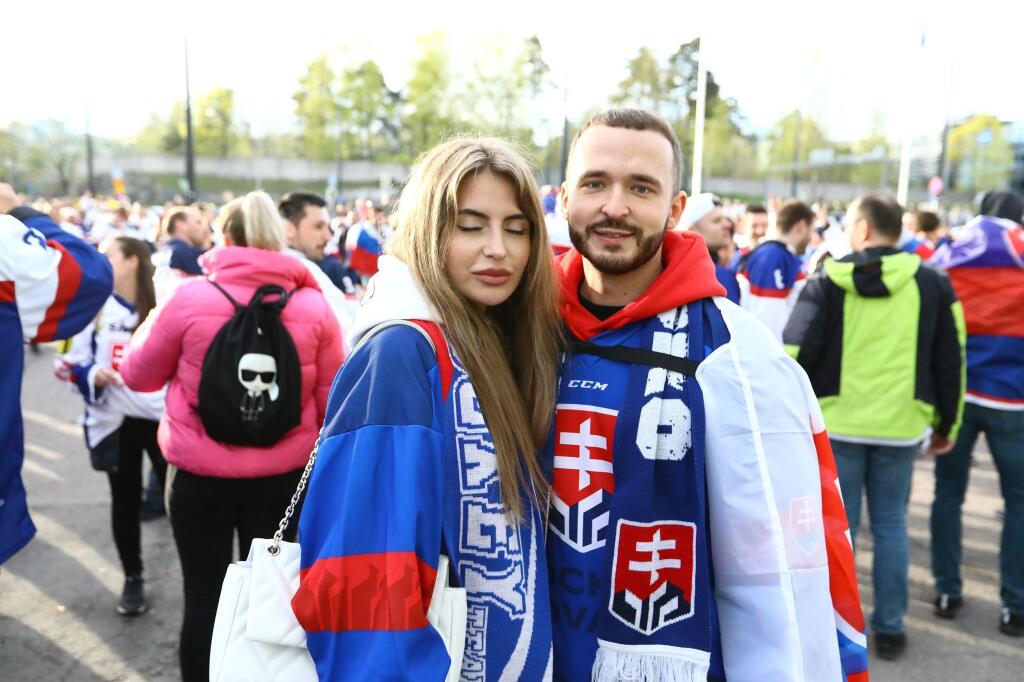 Slovenskí fanúšikovia sa aj pred zápasom proti Nemecku výborne bavili v okolí haly.