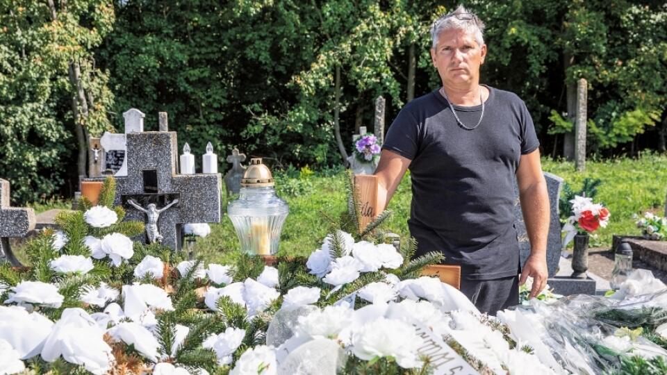 Hrob, do ktorého uložila rodina Beatric aj jej mamu, zasypali ľudia vencami. Brat nebohej, Teodor Dikan je rozhodnutý nenechať celú vec len tak.