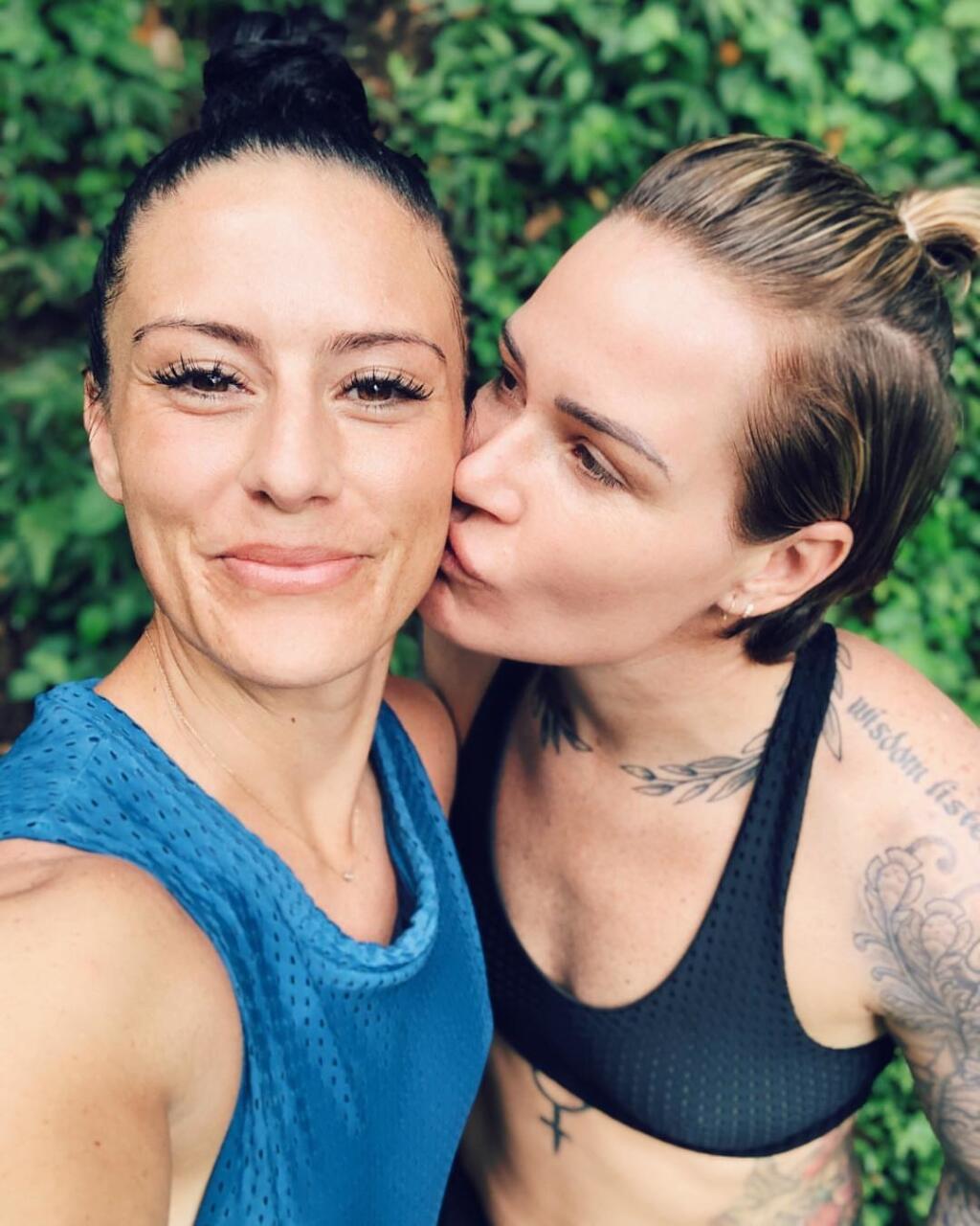 Ashlyn Harrisová a Ali Kriegerová sú spoluhráčka z amerického futbalového tímu, kde spolu nastupujú už 10 rokov a tak začala ich láska. Spoločne vybojovali tento rok titul majsteriek sveta. Predtým sa však v marci zasnúbili a tento rok dokonca plánujú svadbu.