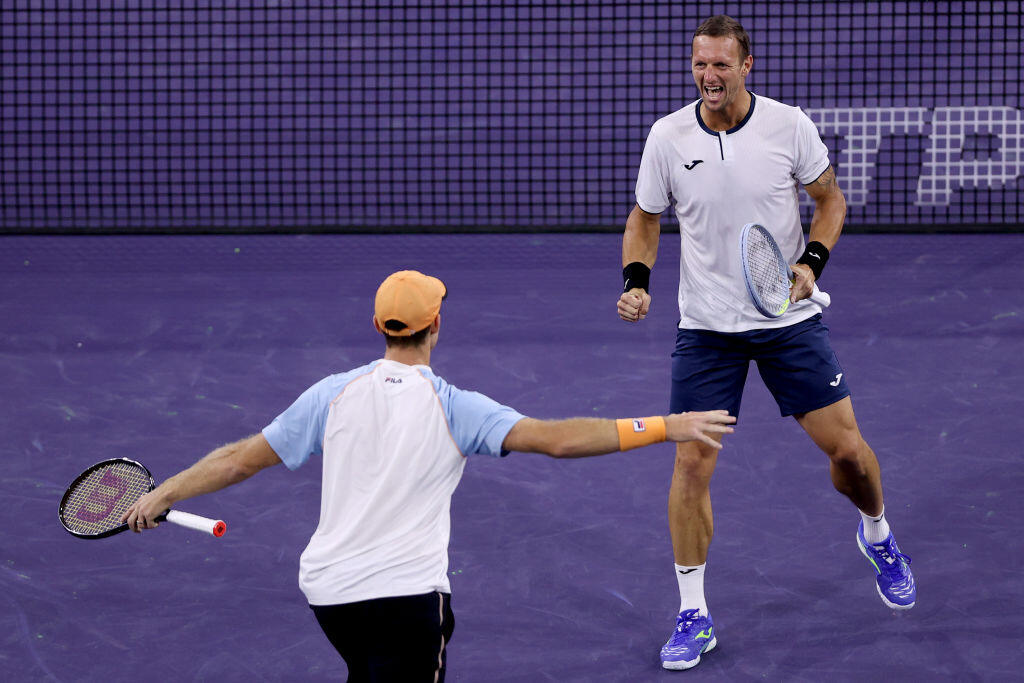 Filip Polášek s Johnom Peersom oslavujú triumf na turnaji v Indian Wells.
