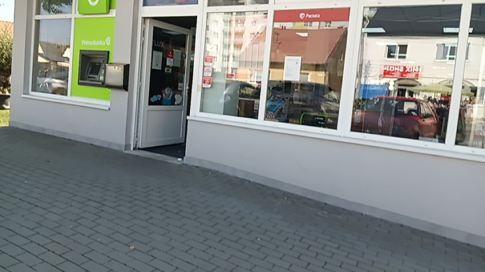 Nemšová, 27. augusta 2024. Bankomat sa nachádza pri frekventovanej ceste.