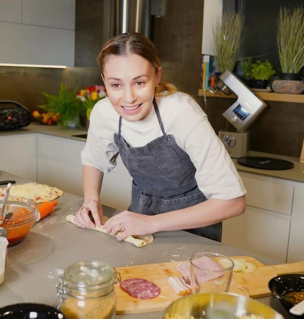 Známa speváčka Mária Čírová sa za sporákom rozhodne nestratí. Varenie a pečenie si naplno užíva v svojej modernej kuchyni.