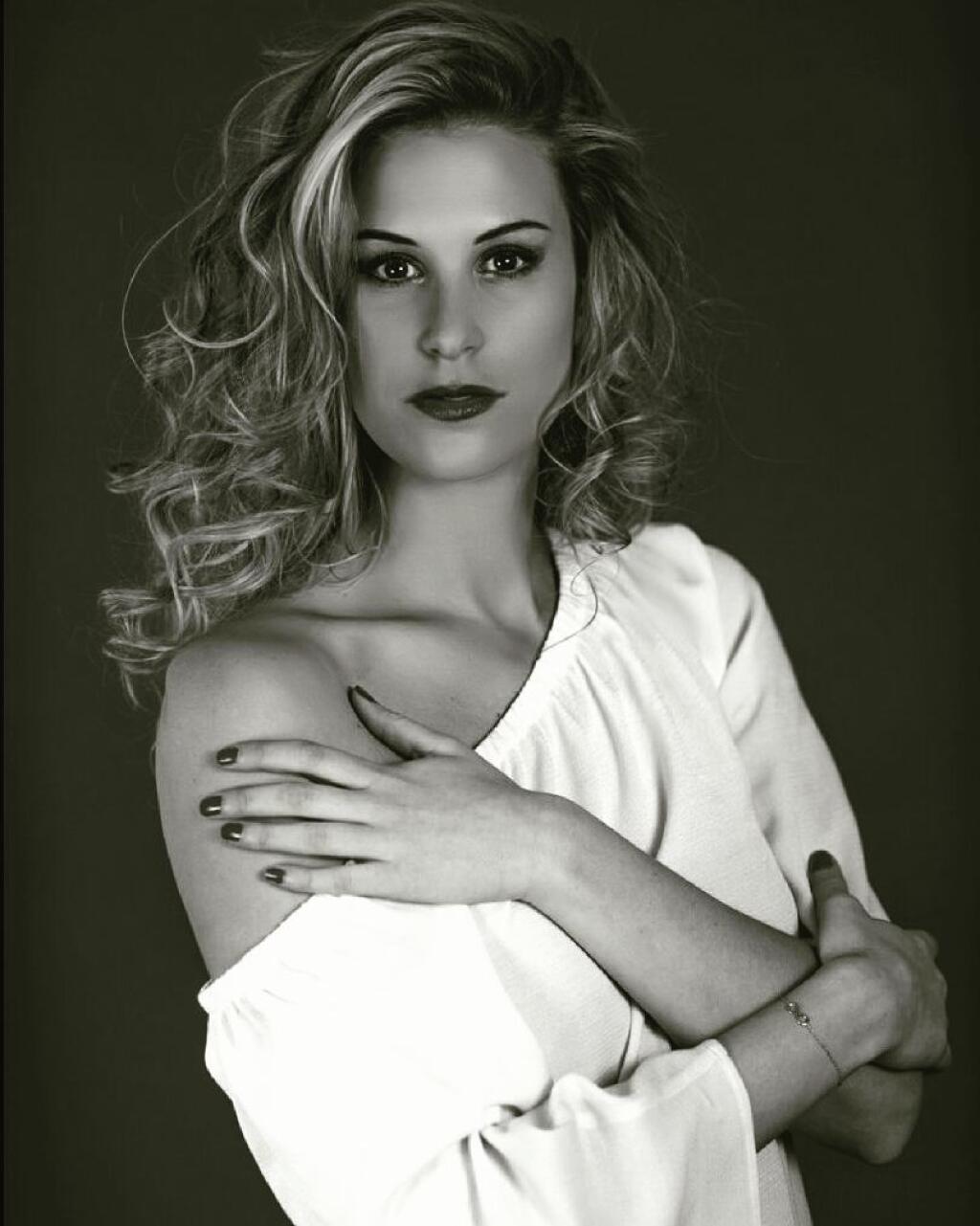 Tour de France 2019 - Virginie vyhrala niekoľko titulov miss. Blondínka sa vo voľnom čase venuje hlavne modelingu, ale zaujíma sa aj o média a často ju vidieť s mikrofónom.