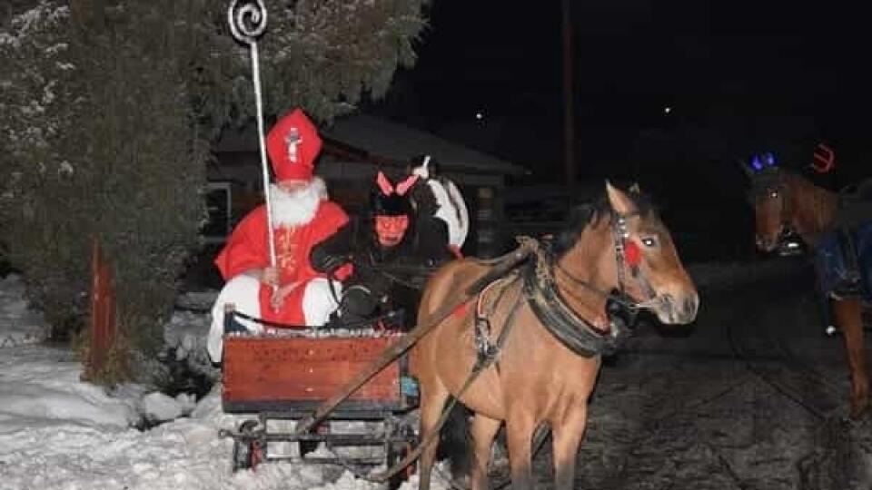 Mikuláš s družinou prišiel na voze ťahanom jedným koňom. Ten sa splašil ako prvý.