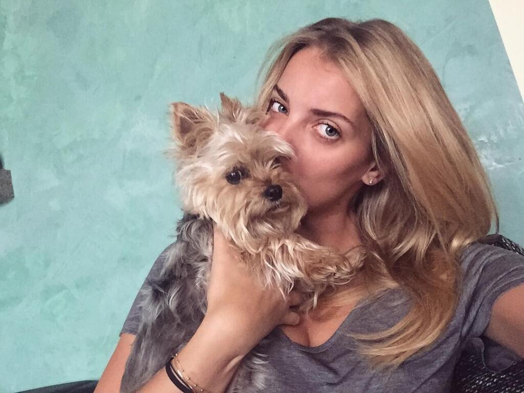 Denisa Dvořáková je krásna, celosvetovo úspešná, spolupracuje s najznámejšími módnymi návrhármi, no napriek tomu jej len tri roky po svadbe utiekol manžel spod Tatier za inou. A tou inou nie je nik iný ako švajčiarska tenistka so slovenskými koreňmi Belinda Benčičová, ktorá sa len pred pár dňami stala v Tokiu olympijskou víťazkou ženskej dvojhry.