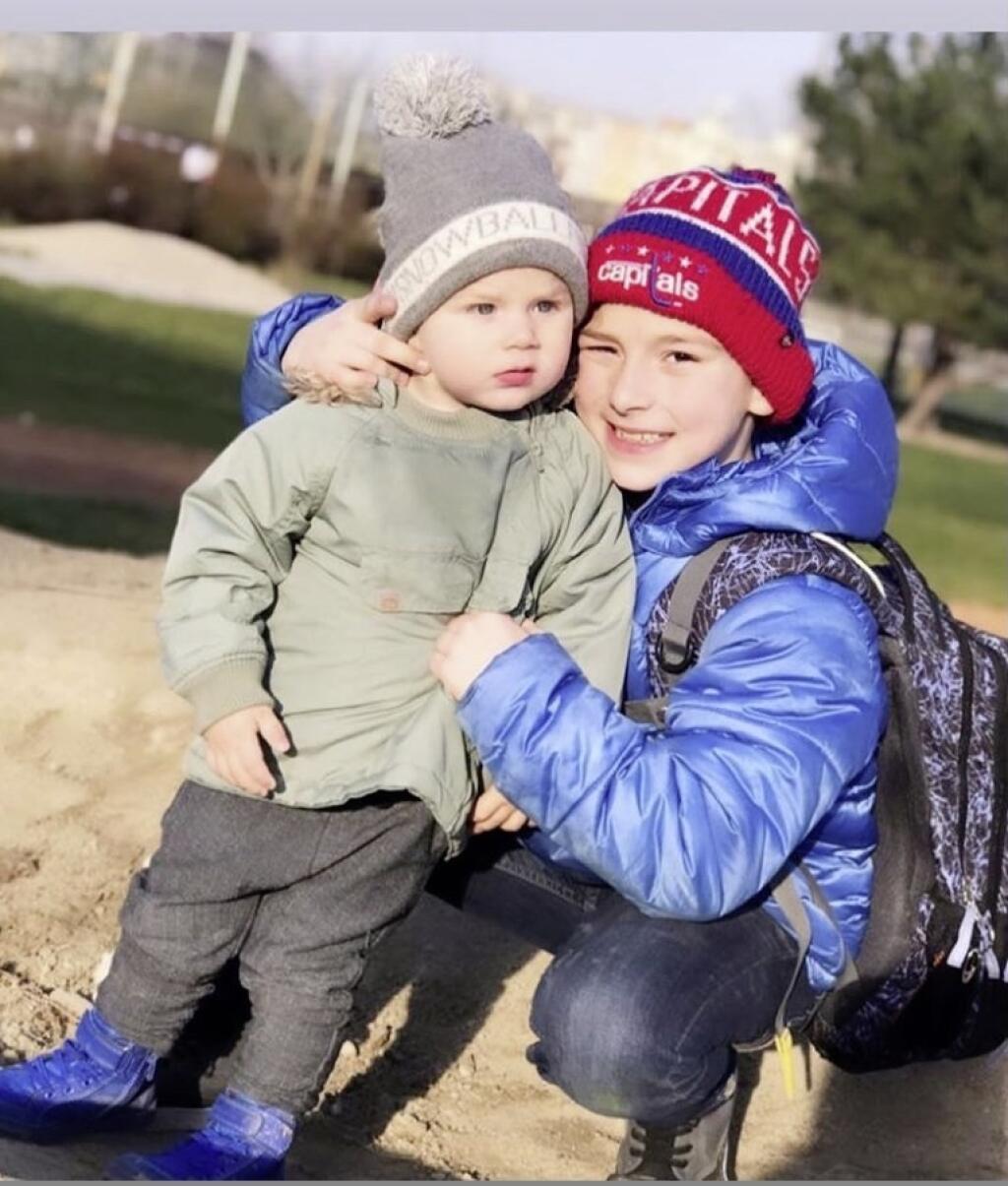 Starší syn Leo má desať rokov a mladší Adamko mal 1. mája tri roky.