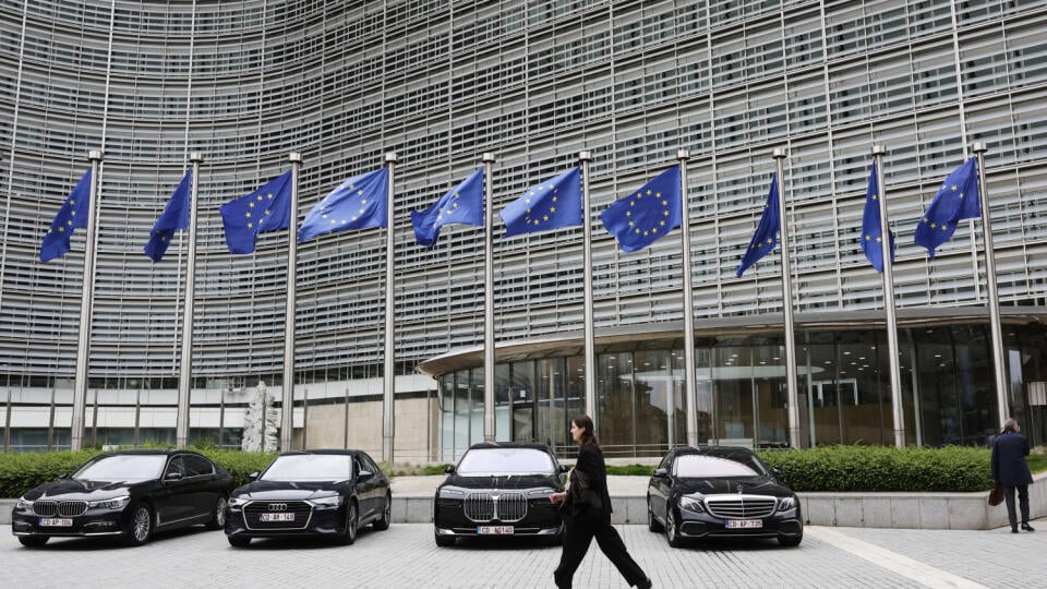 WA 27 Brusel - Na snímke vlajky Európskej únie (EÚ) vejú pred sídlom EÚ v Bruseli v utorok 27. mája 2025. FOTO TASR/AP
European Union flags flap in the wind as a woman walks past diplomatic vehicles outside of EU headquarters in Brussels, Belgium, Tuesday, May 27, 2025. (AP Photo/Omar Havana)