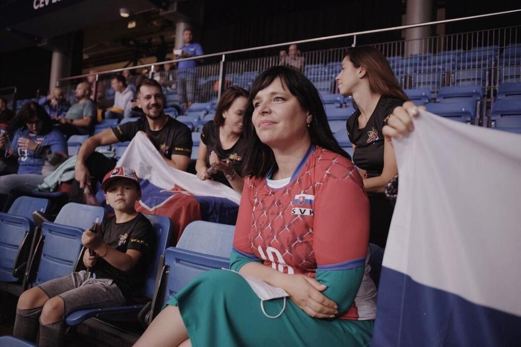 Medzi divákmi na ME vo volejbale sa objavila aj ministerka Veronika Remišová. Tá si na svoje šaty obliekla slovenský dres, ktorý jej darovali z reprezentácie.