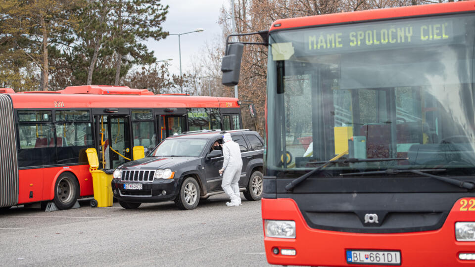 Na snímke vozidlo na testovacom mieste drive-through na bratislavskom letisku M. R. Štefánika za pomoci autobusov DPB počas celoplošného skríningu na ochorenie COVID 19 na Slovensku. Bratislava, 23. januára 2021. FOTO TASR - Michal Svítok
