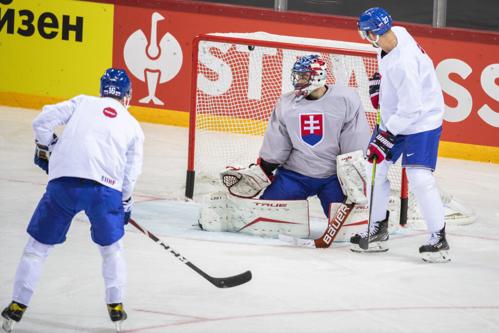 Na snímke zľava slovenský útočník Robert Lantoši, brankár Július Hudáček a útočník Marek Hrivík počas tréningu pred úvodným piatkovým zápasom Slovenska proti Bielorusku v hale Olympijského športového centra, v ktorej sa budú hrať 84. majstrovstvách sveta v ľadovom hokeji v lotyšskej Rige vo štvrtok 20. mája 2021.