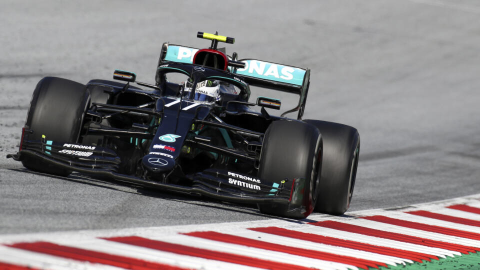 WA 37 Spielberg - Fínsky pilot F1 Valtteri Bottas  na Mercedese počas úvodnej Veľkej ceny Rakúska formuly 1 v Spielbergu v nedeľu 5. júla 2020. FOTO TASR/AP  

SpielbergMercedes driver Valtteri Bottas of Finland steers his car during the Austrian Formula One Grand Prix at the Red Bull Ring racetrack in Spielberg, Austria, Sunday, July 5, 2020. (Mark Thompson/Pool via AP)