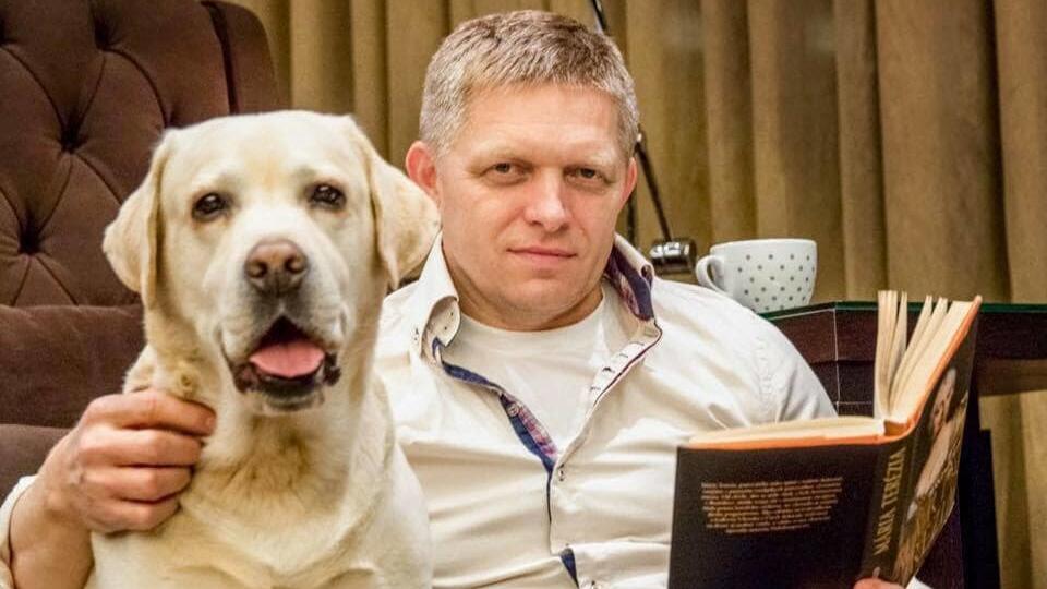 Predseda strany SMER-SD Robert Fico a jeho labradorský retriever Lerry.