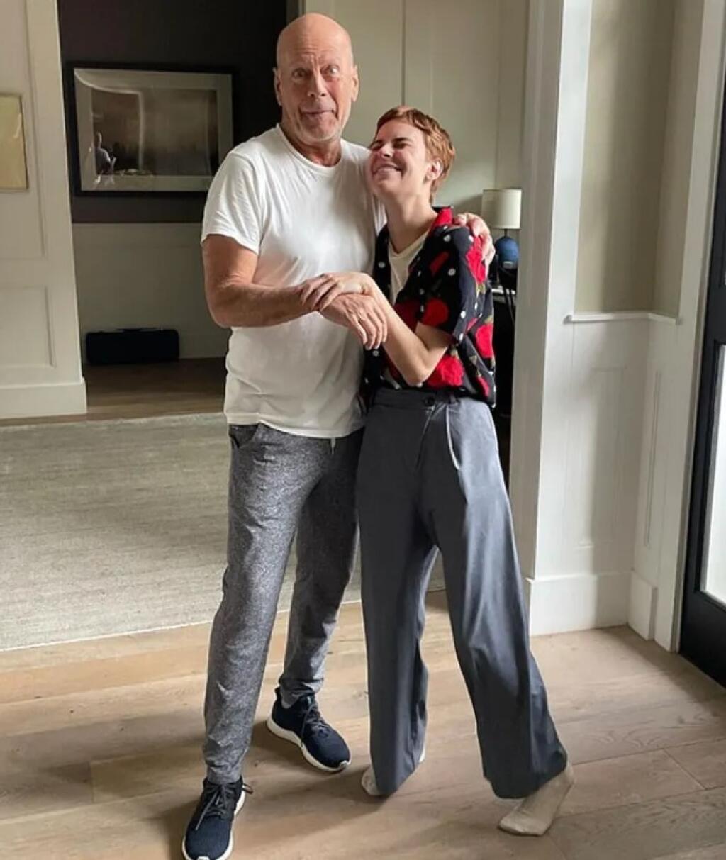 Foto bruce willis prv kr t na verejnosti od ozn menia demencie choroba
