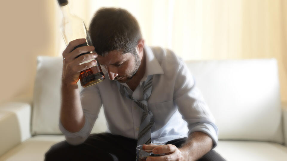 Alkoholizmom často trpia aj ľudia, na ktorých by ste to nikdy nepovedali. Ilustračné foto
