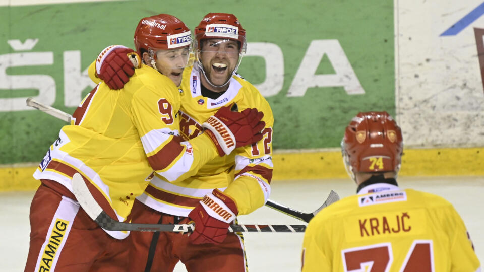 Na snímke uprostred Aeron Berisha (HK Dukla Trenčín) oslavuje gól so spoluhráčmi Jozefom Švecom a Samuelom Krajčom v zápase 18. kola Tipos extraligy HK Dukla Trenčín - HC Nové Zámky, 21. novembra 2021 v Trenčíne. FOTO TASR - Radovan Stoklasa