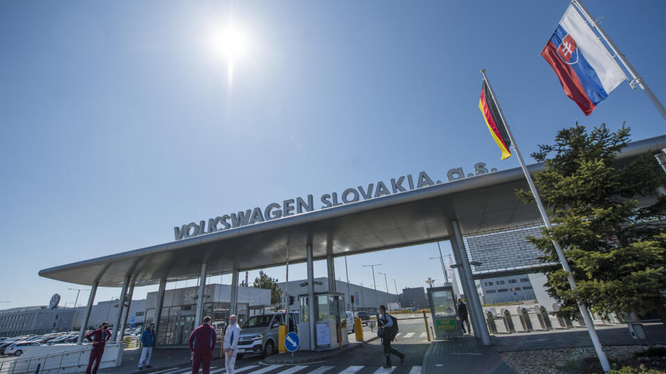 Na snímke zamestnanci automobilky Volkswagen Slovakia a.s. odchádzajú z práce po obnovení výroby v Bratislave 20. apríla 2020. Bratislavský Volkswagen od pondelka po niekoľkotýždňovej prestávke čiastočne obnovil výrobu automobilov. Bratislavský závod rozbehol v jednozmennej prevádzke za prísnych opatrení jeden zo segmentov vyrábajúcich SUV vozidlá. Firma prerušila výrobu 17. marca 2020 pre aktuálnu krízovú situáciu v súvislosti s novým koronavírusom. Automobilka sa rozhodla prerušiť výrobu aj z 