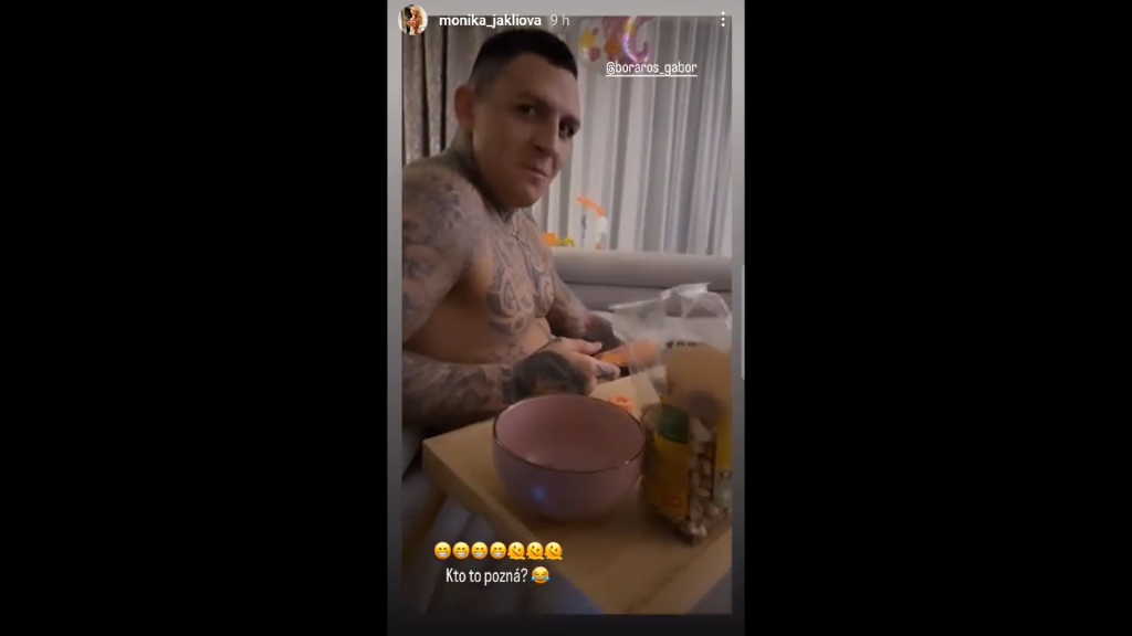 Samozrejme, všetko to bolo v rámci srandy, no zápasník to nevedel vydržať a zahrnul ju strašnými pohľadmi.