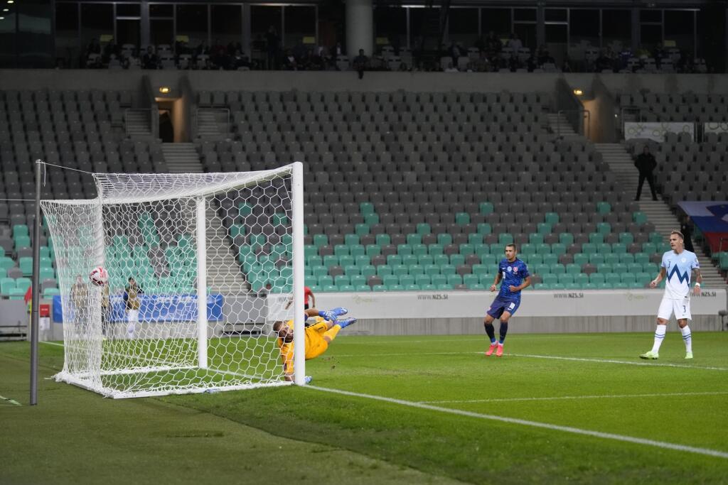 EBE 83 Ľubľana - Na snímke slovenský útočník Róbert Boženík (nie je na snímke) strieľa gól, vľavo prekonaný slovinský brankár Jan Oblak v zápase H-skupiny kvalifikácie MS 2022 vo futbale Slovinsko - Slovensko v Ľubľani 1. septembra 2021. FOTO TASR/AP
Slovakia's Robert Bozenik, not pictured, scores their first goal past Slovenia's goalkeeper Jan Oblak during the World Cup 2022 group H qualifying soccer match between Slovenia and Slovakia at the Stozice Sports Park stadium in Ljubljana, Wednesda
