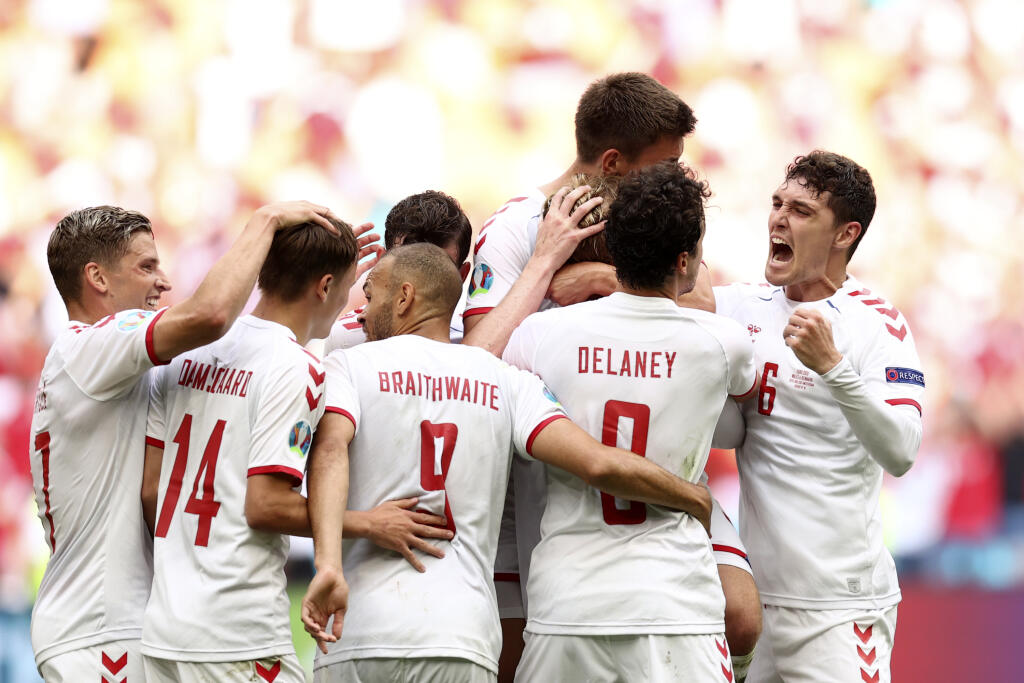 KK69 Amsterdam - Dánski futbalisti sa tešia po góle počas osemfinále ME vo futbale Wales - Dánsko 26. júna 2021 v Amsterdame. FOTO TASR/AP
Denmark players celebrate after scoring the opening goal during the Euro 2020 soccer championship round of 16 match between Wales and Denmark at the Johan Cruyff ArenA in Amsterdam, Netherlands, Saturday, June 26, 2021. (Dean Mouhtaropoulos/Pool via AP)
