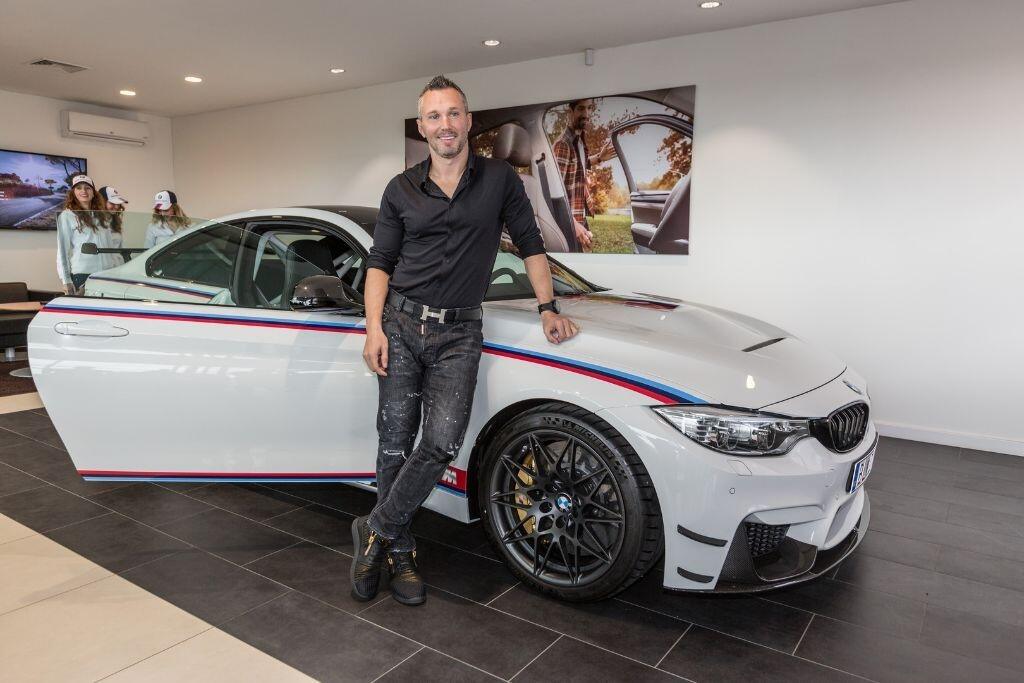 Amatérskym pretekárom sa stal pred pár rokmi aj hokejista Ľubomír Višňovský. Tento rok mu pribudlo do garáže športové BMW – jediné svojho druhu na Slovensku. Vyrobilo sa len 200 kusov zo špeciálnej edície M4 DTM Champion Edition. A čo dostanete za zhruba 200 – tisíc eur? 500 koní pod kapotou. Maximálku na úrovni 305 kilometrov za hodinu a z 0 na 100 na 3,8 sekundy. Bohužiaľ, auto je len pre dvoch, keďže zadné sedadlá nahradila spevnená konštrukcia.