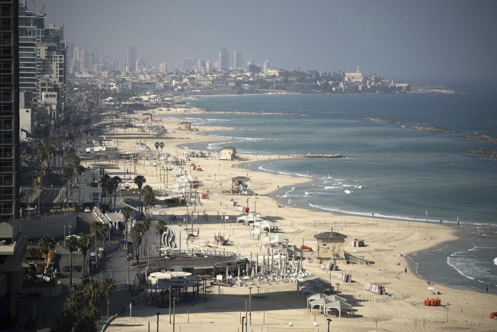 WA 35 Tel Aviv - Takmer prázdna pláž v izraelskom meste Tel Aviv v piatok 13. júna 2025. Explózie v piatok otriasli iránskou metropolou Teherán a Izrael bezprostredne po tom oznámil, že na Irán uskutočnil „preventívny“ útok. Izraelský minister obrany Jisrael Katz následne vo svojej krajine vyhlásil výnimočný stav, informuje TASR podľa agentúr AP a DPA. FOTO TASR/AP 

A general view shows the mostly empty beachfront in Tel Aviv, Friday, June 13, 2025. (AP Photo/Leo Correa)