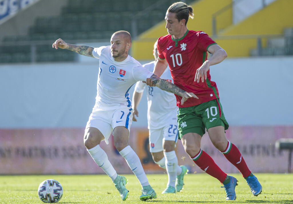 Na snímke vľavo Vladimír Weiss ml. (Slovensko) a vpravo Božidar Krajev (Bulharsko) v prípravnom zápase pred EURO 2020 vo futbale Slovensko – Bulharsko v rakúskom meste Ried im Innkreis v utorok 1. júna 2021. FOTO TASR – Martin Baumann