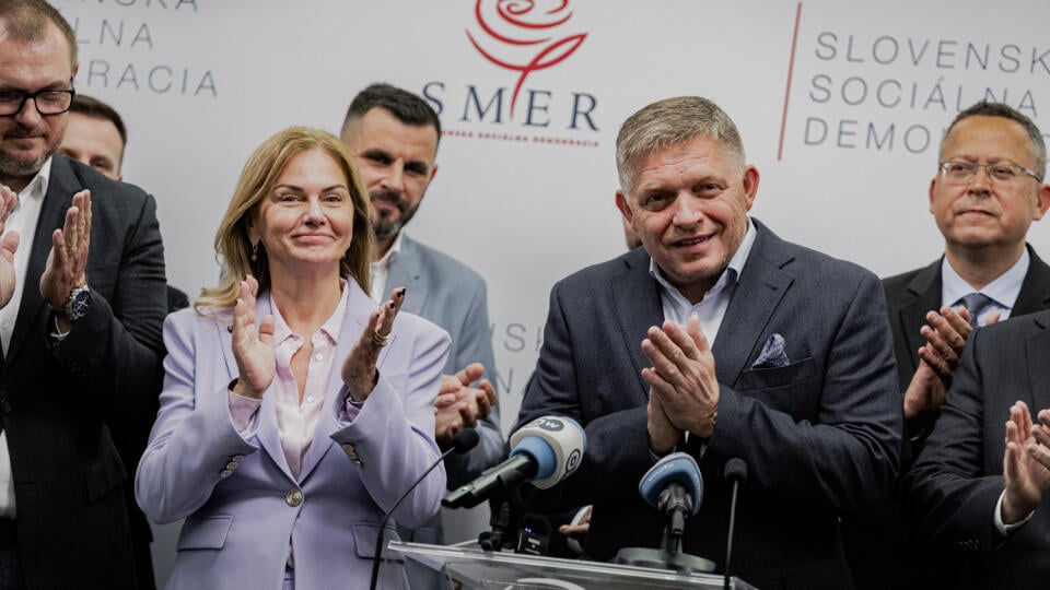 Na snímke Monika Beňová, Robert Fico a Ľuboš Blaha počas tlačovej konferencia strany Smer - slovenská sociálna demokracia po skončení predčasných parlamentných volieb.