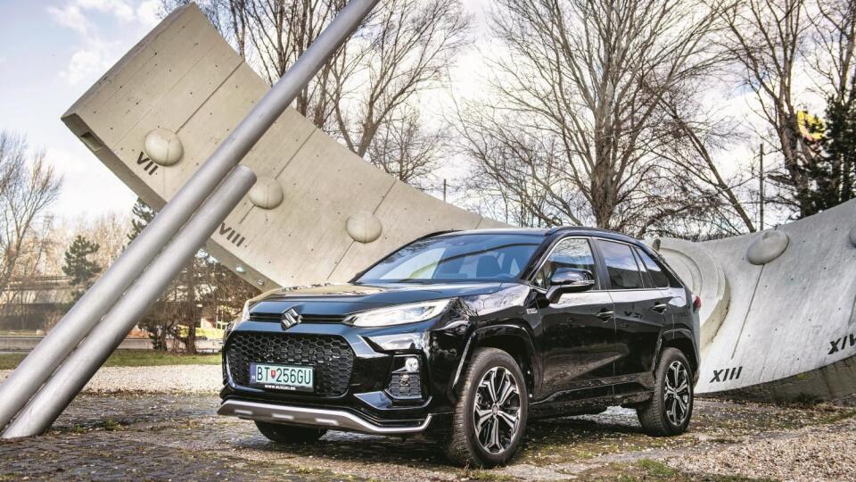 DIEŤA SPOLUPRÁCE
Suzuki prepracovalo RAV4 a vznikol model Across.
Zmenila sa predná časť vozidla a svetlomety, inak
sa líšia len diskmi kolies, nápismi a logami.