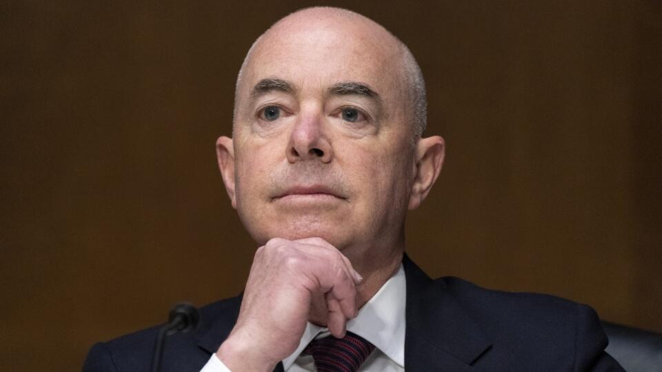 PK 16 archív Washington - Na archívnej snímke zo 16. novembra 2021 americký minister pre vnútornú bezpečnosť Alejandro Mayorkas počas pojednávania senátneho výboru pre súdnictvo vo Washingtone. Spojené štáty podpísali dohodu o migrácii s Kostarikou, cez ktorú prechádza jedna z hlavných migračných trás do USA. Ide o vôbec prvú takúto dohodu Washingtonu s niektorou z krajín Strednej Ameriky. Mayorkas dohodu podpísal počas návštevy Kostariky v utorok 15. marca 2022. FOTO TASR/AP
FILE - Secretary o