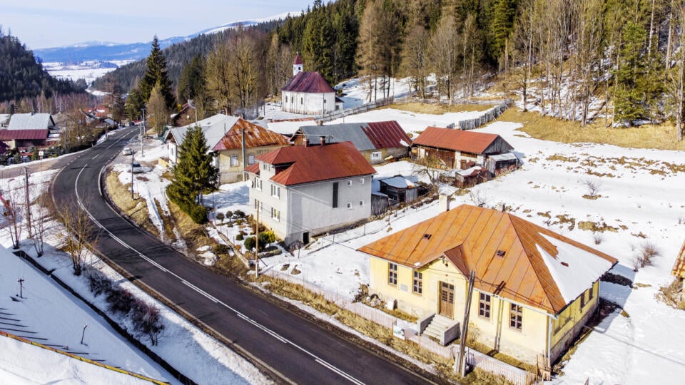 ČERVENÁ SKALA
Kedysi železničný uzol, dnes takmer zabudnutá miestna časť Šumiaca.