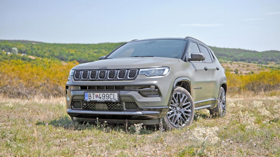 NA OSLAVU VÝROČIA
Jeep oslavuje 80. výročie svojho zrodenia špeciálnou 80th Anniversary. Tá sa predstavuje v nových farebných odtieňoch, napríklad aj v tejto matnej zelenej Urban.