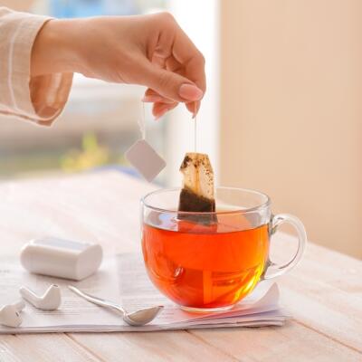 10 tipov, ako  využiť čajové vrecúška nielen na šálku čaju