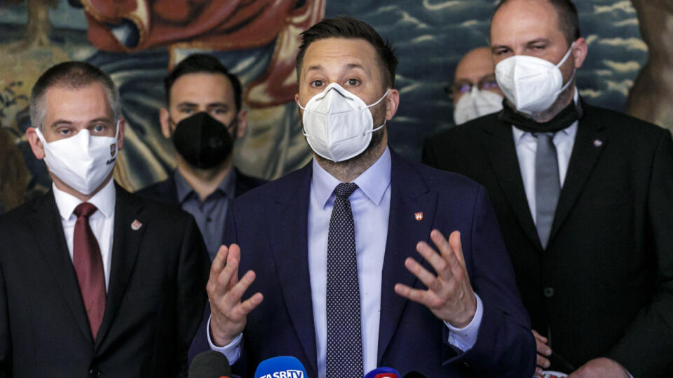 Na snímke v popredí zľava starosta mestskej časti Bratislava - Ružinov Martin Chren, viceprezident Únie miest Slovenska (ÚMS) a primátor mesta Bratislava Matúš Vallo a viceprezident ÚMS a primátor mesta Košice Jaroslav Polaček počas tlačovej konferencie ÚMS na tému: ÚMS má zásadné výhrady voči novele stavebného zákona a zákona o územnom plánovaní, v Bratislave 13. mája 2021. FOTO TASR - Dano Veselský