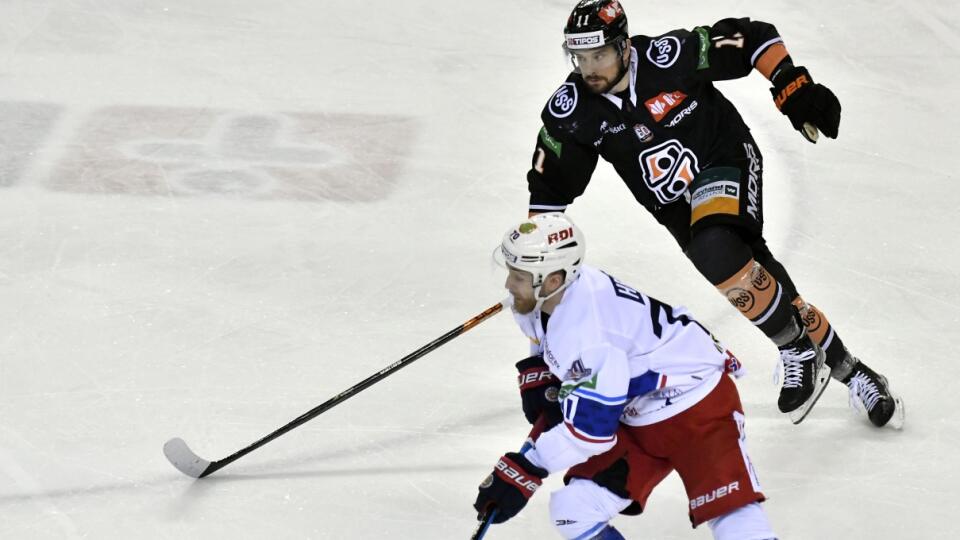 Na snímke vľavo Marek Hecl (Zvolen) a vpravo Oliver Jokeľ (Košice) v piatom zápase finále play off hokejovej Tipos extraligy HC Košice - HKM Zvolen 23. apríla 2023 v Košiciach. FOTO TASR - Roman Hanc