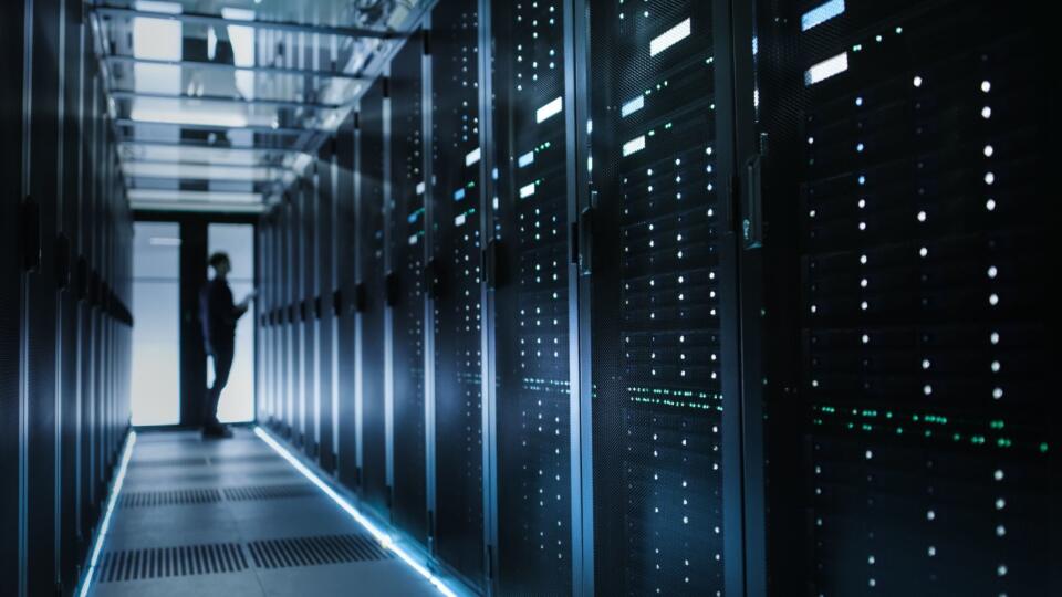 IT technik zapnutie dátového serveru