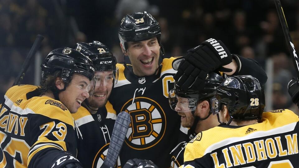 WA 22 Boston - Strelec gólu Nick Ritchie (druhý zľava) z Bostonu Bruins, jeho spoluhráči kapitán Bostonu Bruins Zdeno Chára (uprostred), Charlie McAvoy (vľavo), Pär Lindholm (vpravo) a Chris Wagner (druhý sprava) sa tešia po strelení gólu počas zápasu zámorskej hokejovej NHL Boston Bruins - Dallas Stars v Bostone 27. februára 2020. FOTO TASR/AP
Boston Bruins' Nick Ritchie (21) celebrates his goal with Charlie McAvoy (73), Zdeno Chara (33), Par Lindholm (26) and Chris Wagner during the second