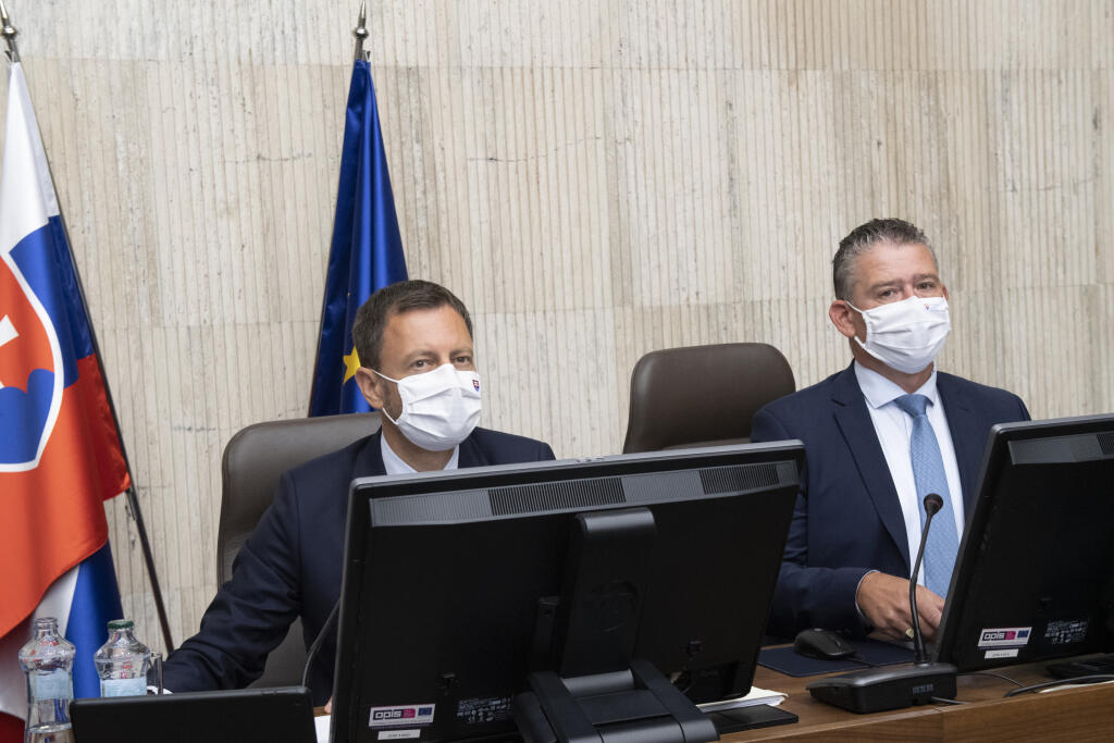 Zľava premiér Eduard Heger (OĽaNO) a minister vnútra Roman Mikulec (OĽaNO) počas zasadnutia vlády v Bratislave vo štvrtok 16. septembra 2021. FOTO TASR - Pavel Neubauer