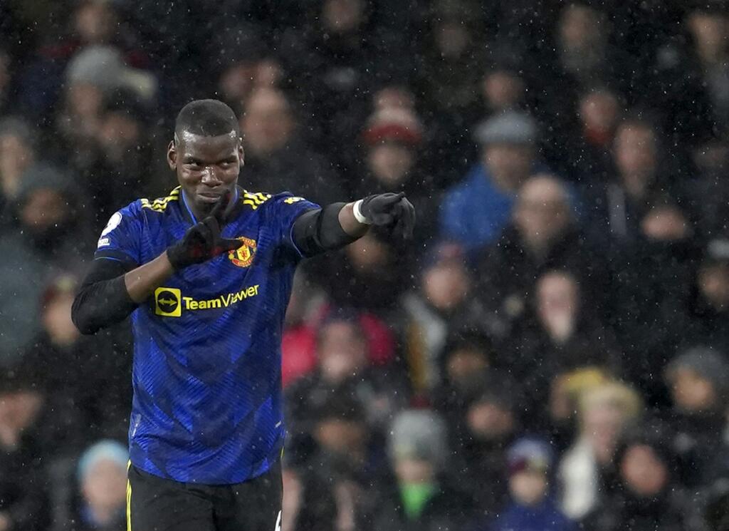 Na snímke stredopoliar United Paul Pogba oslavuje svoj úvodný gól v zápase 24. kola anglickej Premier League vo futbale Burnley FC - Manchester United v utorok 8. februára 2022.