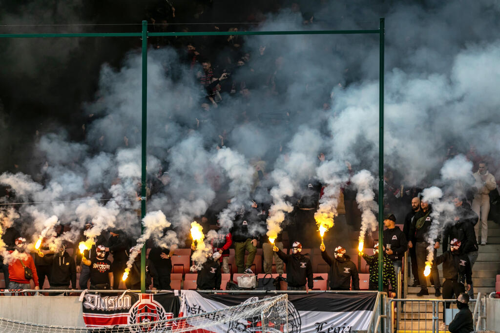 Fanúšikovia oboch táborov na štadión prepašovali veľké množstvo pyrotechniky.