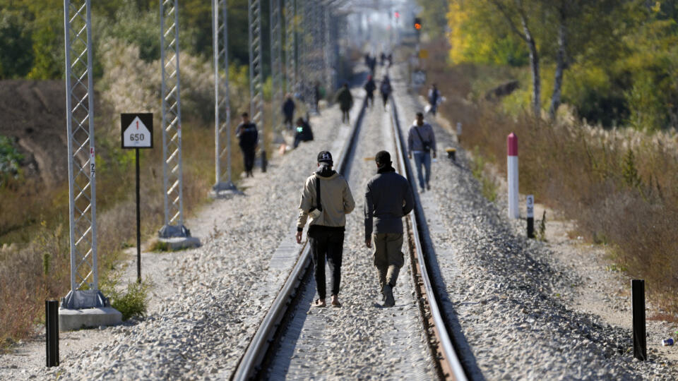 Migranti kráčajú po železničnej trati v obci Horgoš na severe Srbska pri hraniciach s Maďarskom.